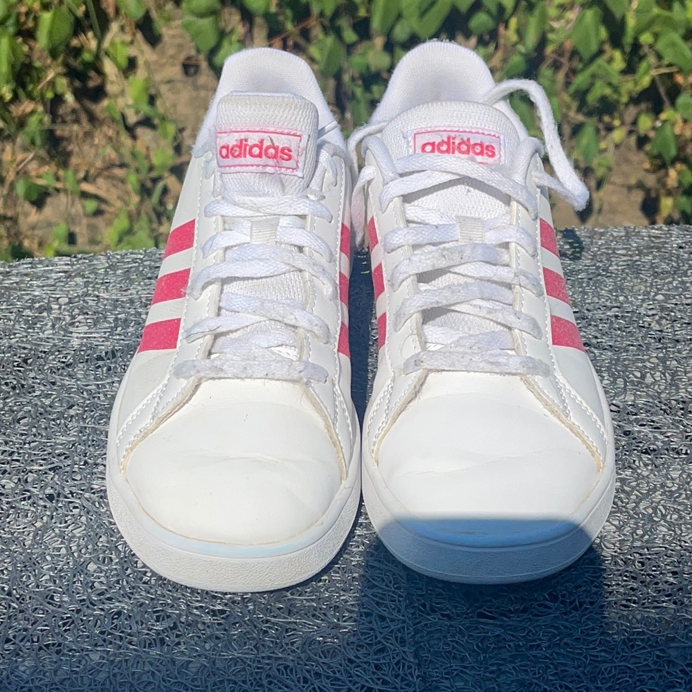 Girls size 4 Adidas white w pink sneakers